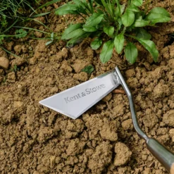 Kent & Stowe Long 3 Edge Hoe ~ Stainless Steel - Alton Garden Centre -Konstsmidee Shop stainless steel long handled 3 edge hoe close up kent and stowe 70100037